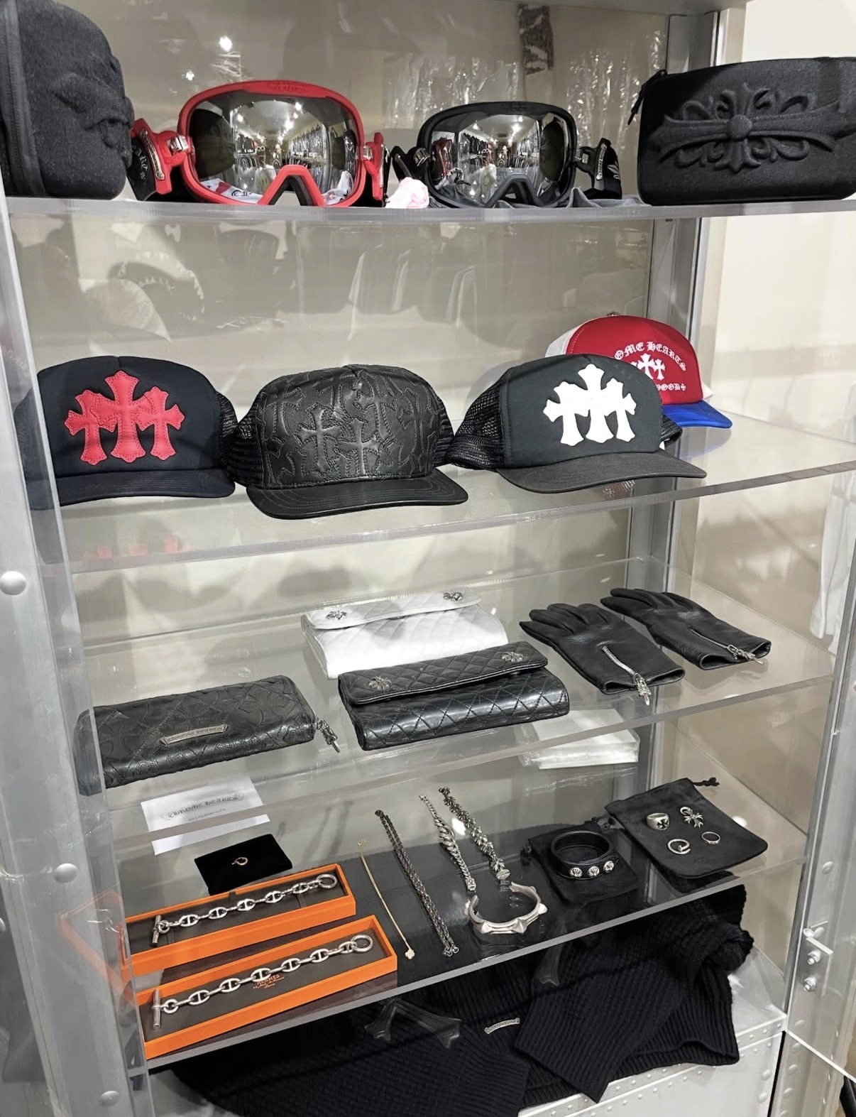 店内の帽子・財布・アクセサリー
